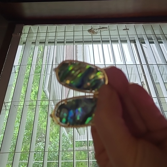 Kendra Scott Danielle abalone earrings gold Like New preloved condition authenti - Picture 4 of 12
